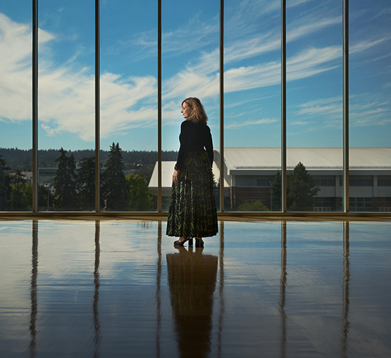 باسيريني وهي تلوح للمشاركين في حفل تنصيبها.