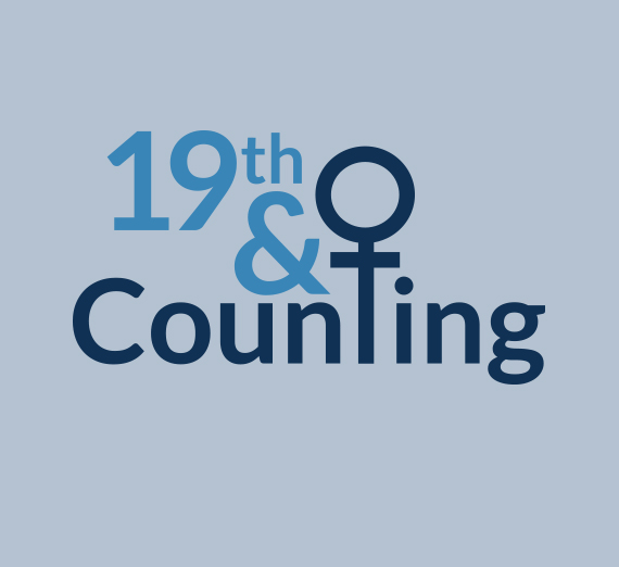 امرأة تزيّن شارة بأقلام ملونة